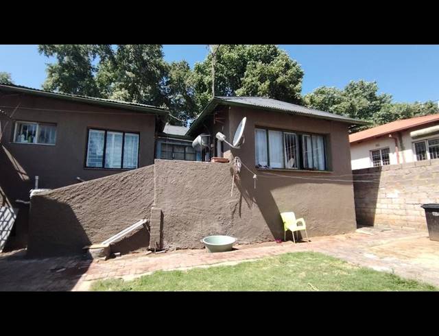 7 BEDROOM HOUSE FOR SALE IN BEZUIDENHOUT VALLEY